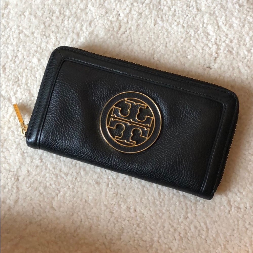 Black leather Tory Burch wallet
